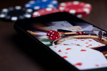 88FD Live Casino — Join thrilling real-dealer tables A professional dealer in a tuxedo greeting players at the roulette table, symbolizing the authentic live casino feel at 88FD.